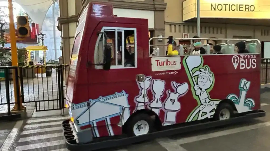 Niños realizando actividades en KidZania.