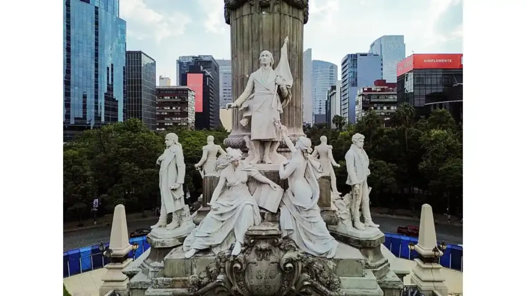 Esculturas que conforman la "Apoteosis del Padre de la Patria".