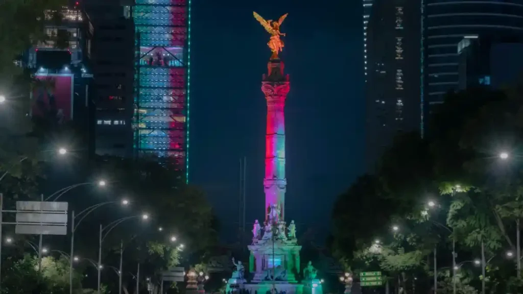 Vista nocturna de El Ángel de la Independencia.