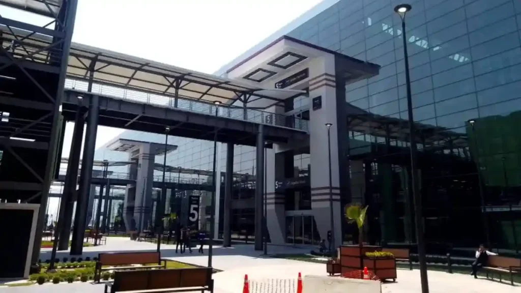 Entrada al Aeropuerto Internacional Felipe Ángeles.