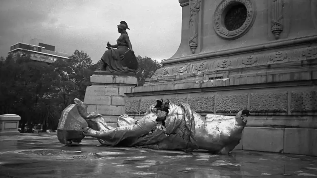 La Victoria Alada de El Ángel de la Independencia dañada en el terremoto del 28 de julio de 1957.