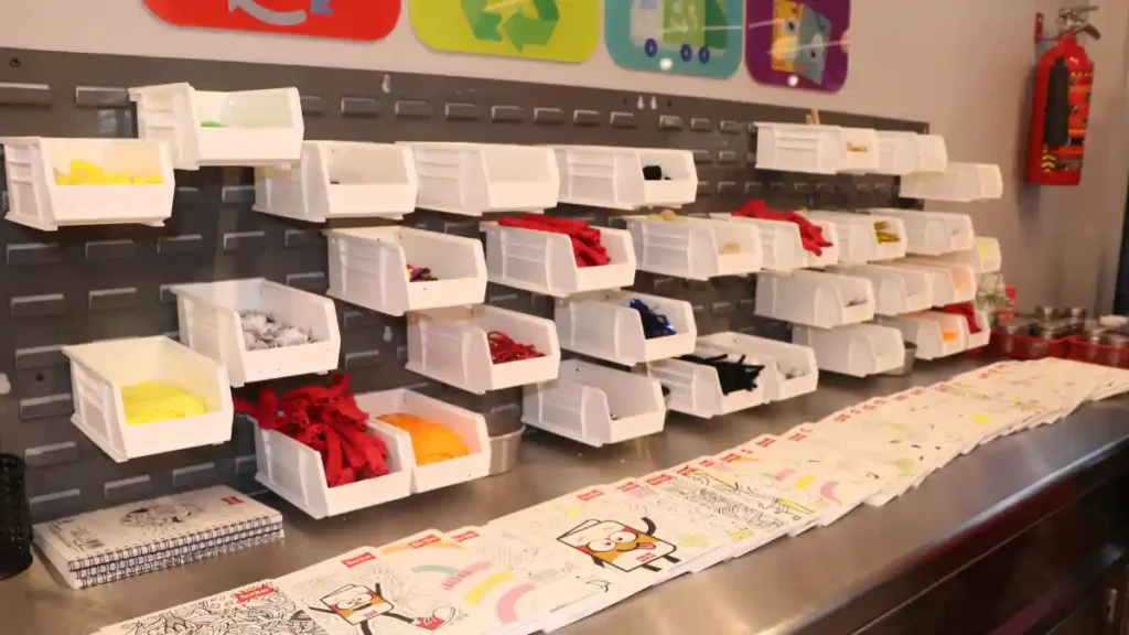 Materiales para una de las actividades que se realizan en el centro de entretenimiento.