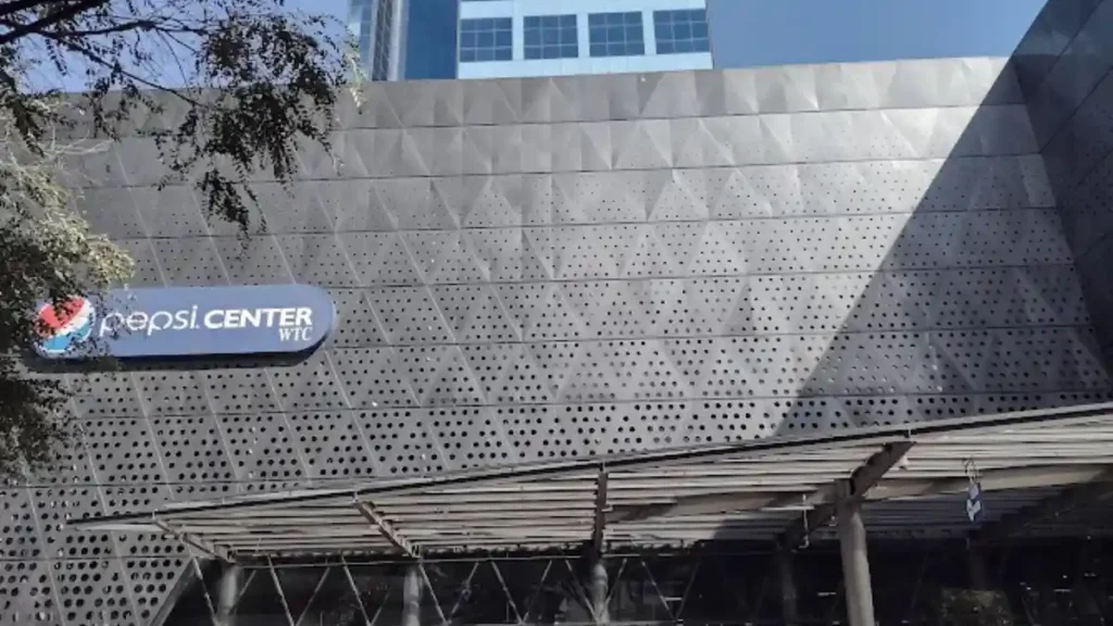 Entrada del Pepsi Center WTC.