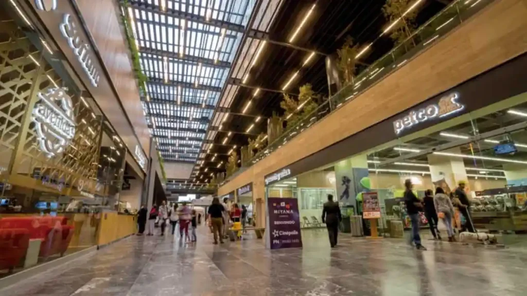 Interior de la Plaza Miyana Polanco.