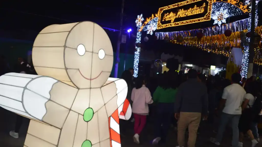 Personas recorriendo la Villa Iluminada.