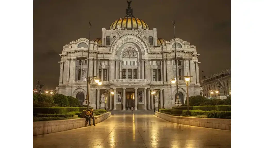 Palacio de Bellas Artes visto de noche en la CDMX.