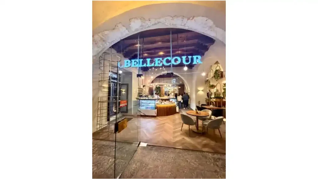 Entrada a Bellecour Bakery & Coffee es otro de los cafés más bonitos de Puebla.