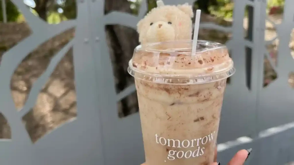 Bebida Hazelnut Gingerbread Chai con un oso pequeño de regalo.