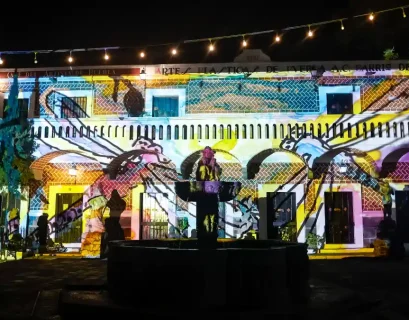 Proyección en el Barrio del Artista, uno de los puntos del Festival Glow México que se realiza en Puebla.