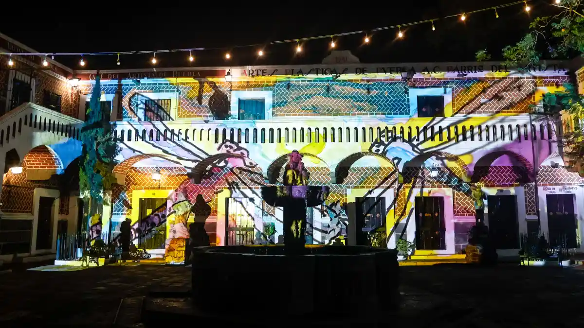 Proyección en el Barrio del Artista, uno de los puntos del Festival Glow México que se realiza en Puebla.