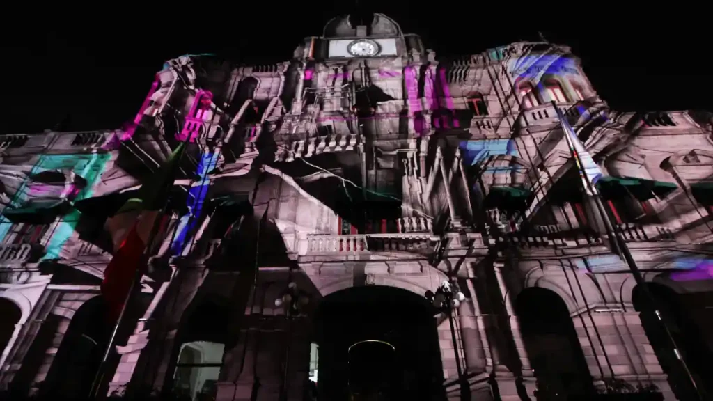El Palacio Municipal de Puebla es uno de los escenarios que forman parte del Festival Glow México.