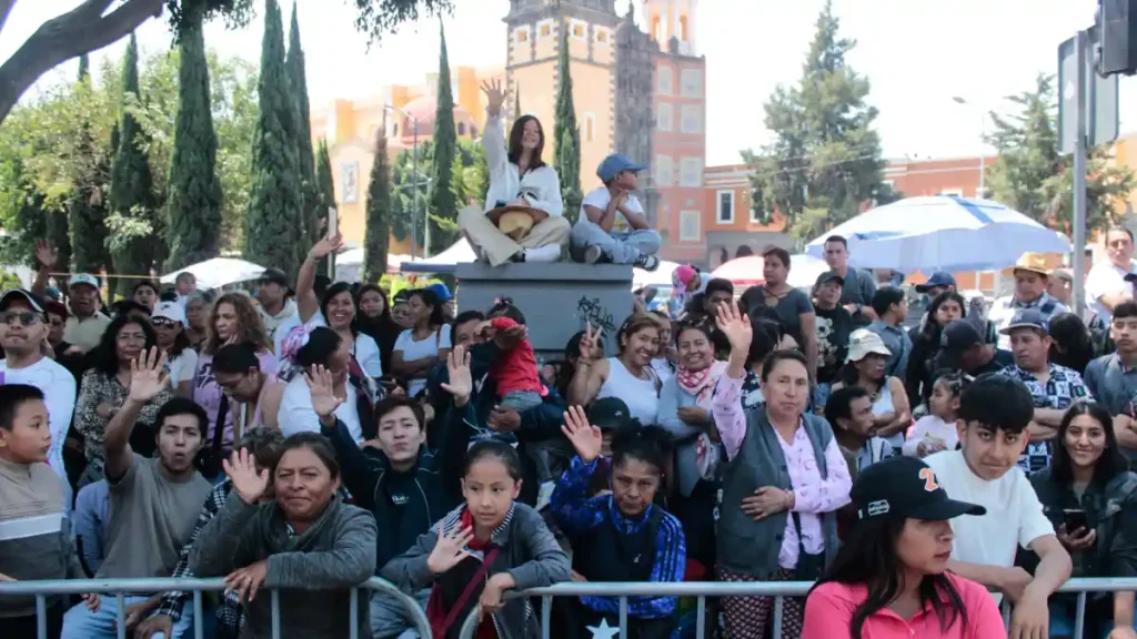 Asistentes al Desfile del 5 de Mayo 2025.