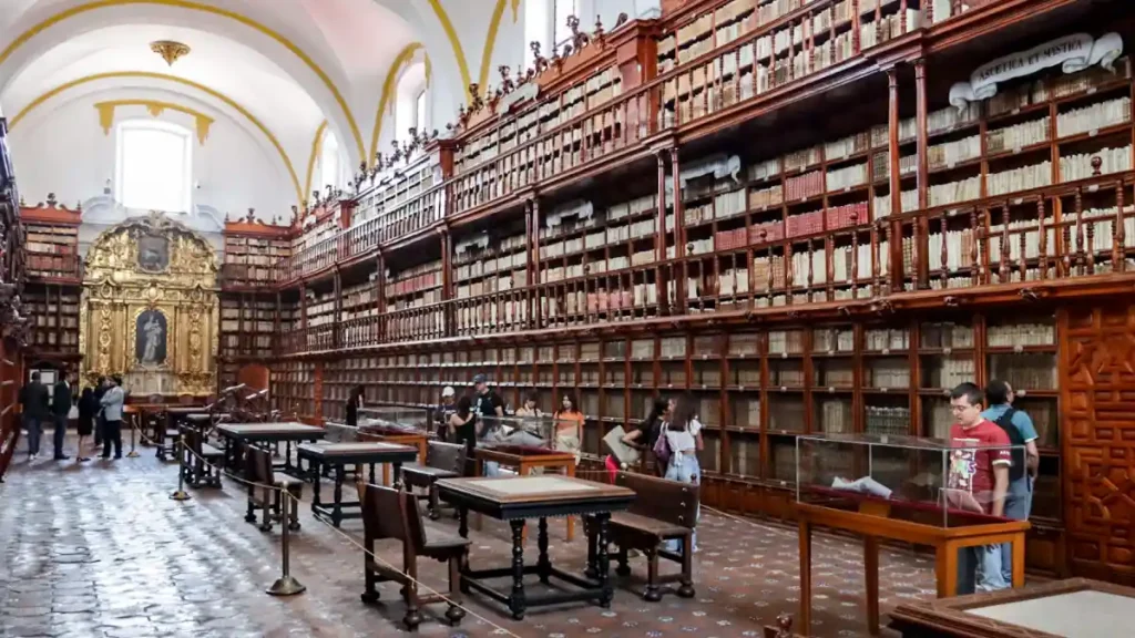 La Biblioteca Palafoxiana es considerada la primera de América.