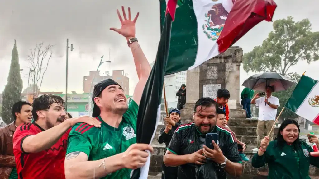 Aficionados celebrando el triunfo de la Selección Mexicana en la Avenida Juárez.