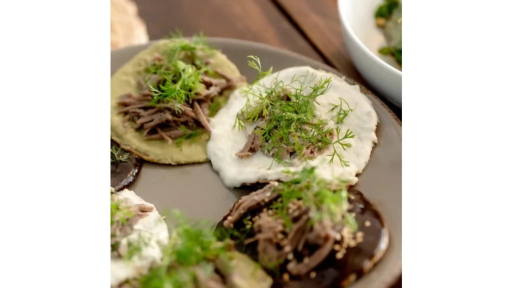 Chalupas de mole de Tlatlauquitepec, mole de novias y pipián de totolín con carne angus estofada de Jacinto y yo.
