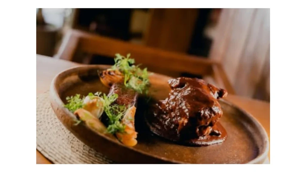 Short rib cocinado en en bordelesa de chile huacle de Casa Bacuuza.
