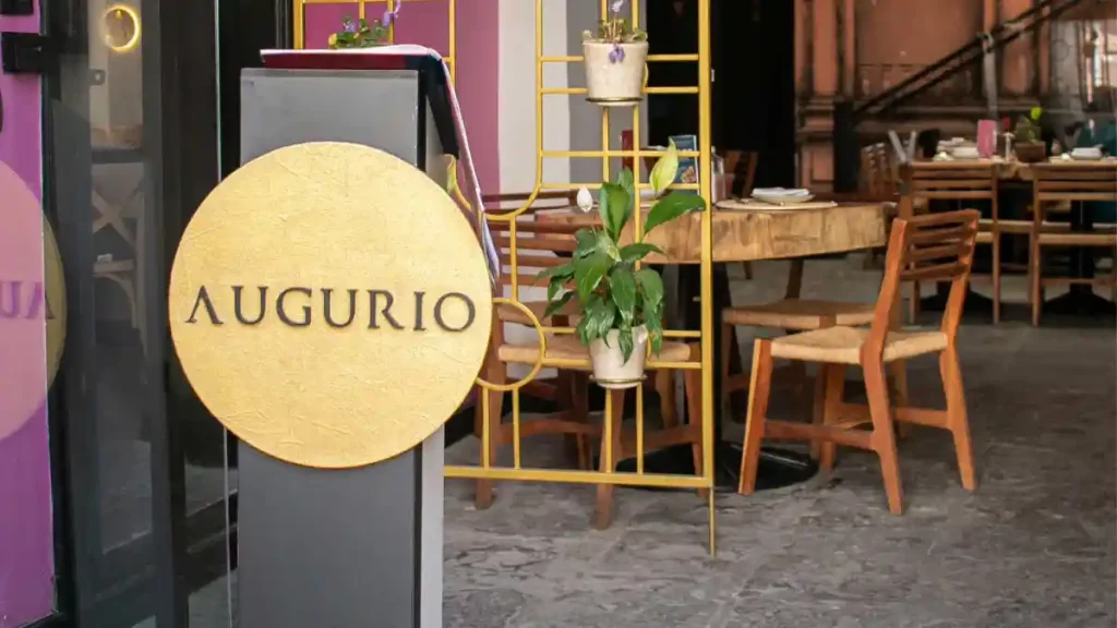 Entrada al restaurante Augurio.
