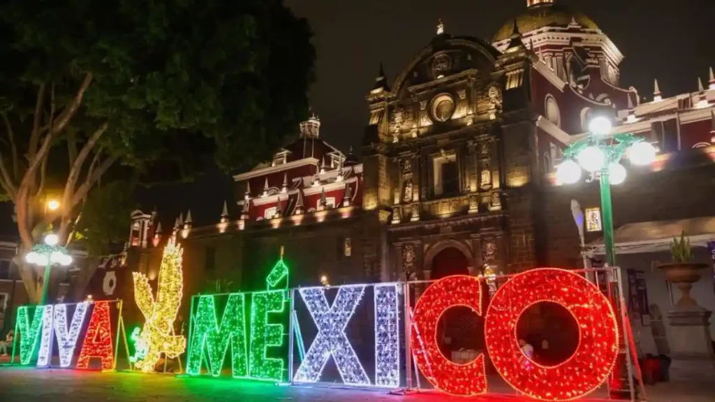 Adornos patrios colocados en el Zócalo de la Ciudad de Puebla.