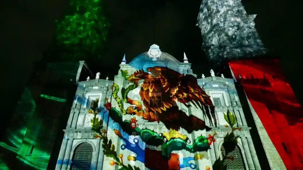 Videomapping proyectado en la Catedral de Puebla, una de las cosas que puedes hacer en Puebla durante septiembre.