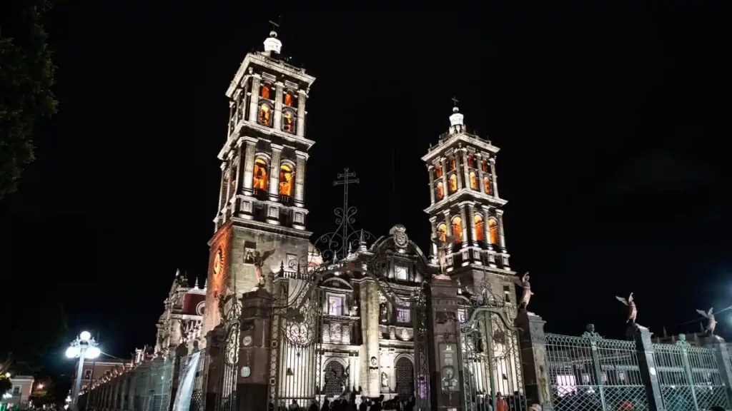 Catedral Basílica de Nuestra Señora de la Inmaculada Concepción iluminada.